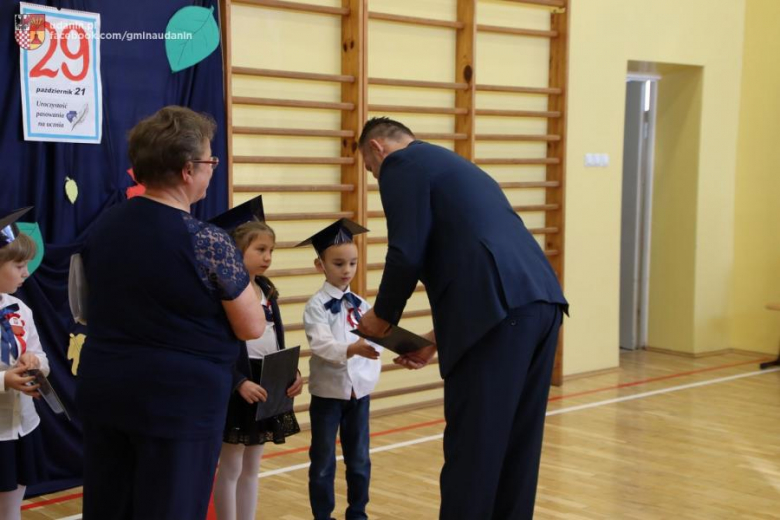 Pasowanie pierwszoklasistów w szkole podstawowej w Ujeździe Górnym