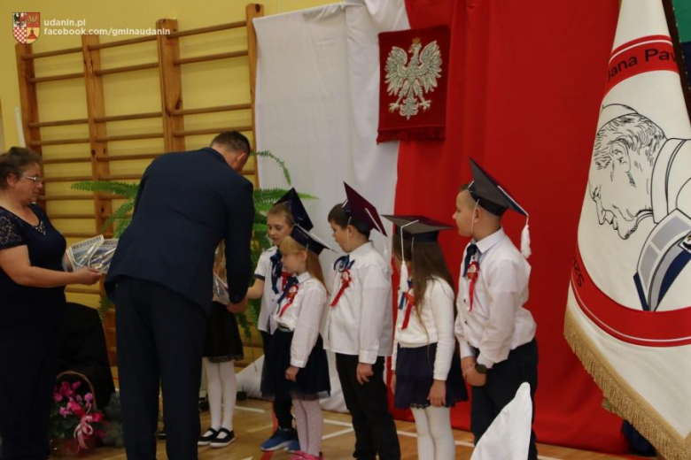 Pasowanie pierwszoklasistów w szkole podstawowej w Ujeździe Górnym
