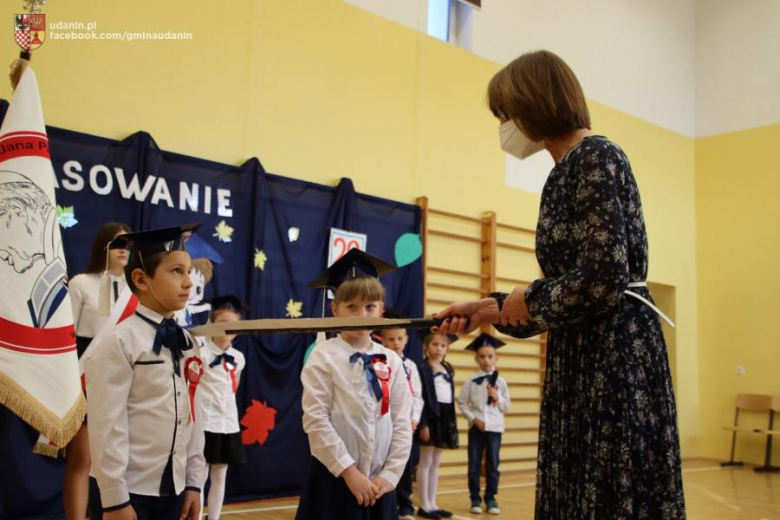 Pasowanie pierwszoklasistów w szkole podstawowej w Ujeździe Górnym