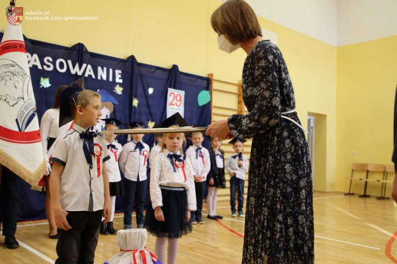 Pasowanie pierwszoklasistów w szkole podstawowej w Ujeździe Górnym