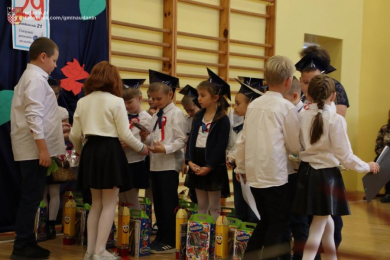 Pasowanie pierwszoklasistów w szkole podstawowej w Ujeździe Górnym