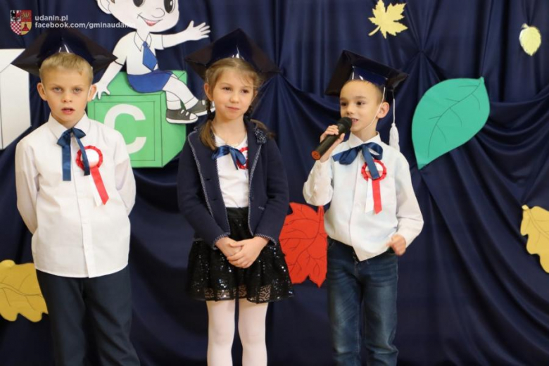 Pasowanie pierwszoklasistów w szkole podstawowej w Ujeździe Górnym