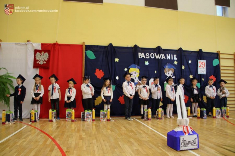 Pasowanie pierwszoklasistów w szkole podstawowej w Ujeździe Górnym