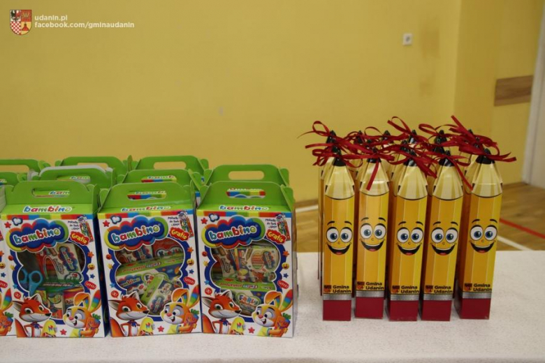 Pasowanie pierwszoklasistów w szkole podstawowej w Ujeździe Górnym