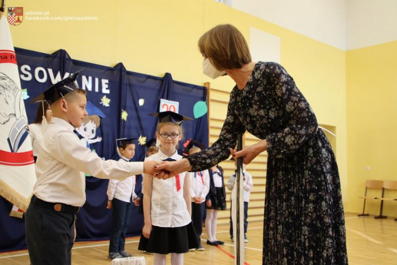 Pasowanie pierwszoklasistów w szkole podstawowej w Ujeździe Górnym