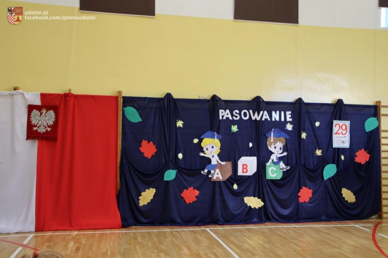 Pasowanie pierwszoklasistów w szkole podstawowej w Ujeździe Górnym