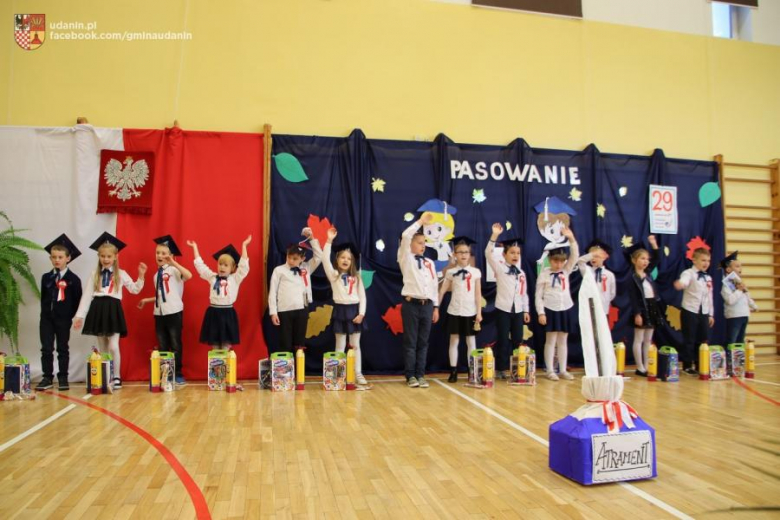 Pasowanie pierwszoklasistów w szkole podstawowej w Ujeździe Górnym