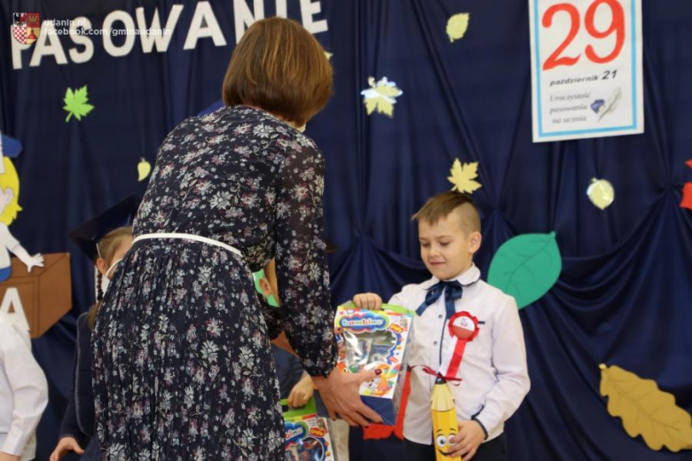 Pasowanie pierwszoklasistów w szkole podstawowej w Ujeździe Górnym