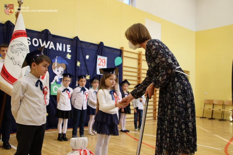 Pasowanie pierwszoklasistów w szkole podstawowej w Ujeździe Górnym