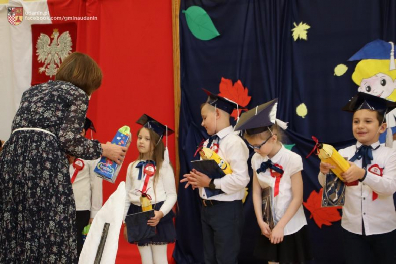 Pasowanie pierwszoklasistów w szkole podstawowej w Ujeździe Górnym