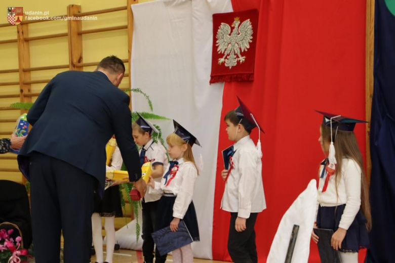Pasowanie pierwszoklasistów w szkole podstawowej w Ujeździe Górnym