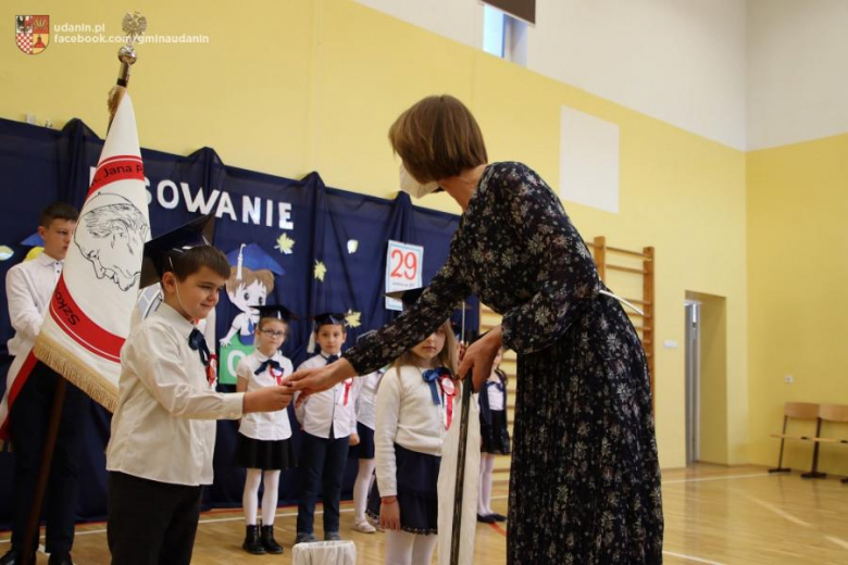 Pasowanie pierwszoklasistów w szkole podstawowej w Ujeździe Górnym