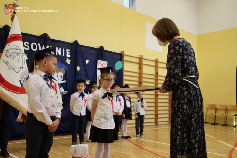 Pasowanie pierwszoklasistów w szkole podstawowej w Ujeździe Górnym