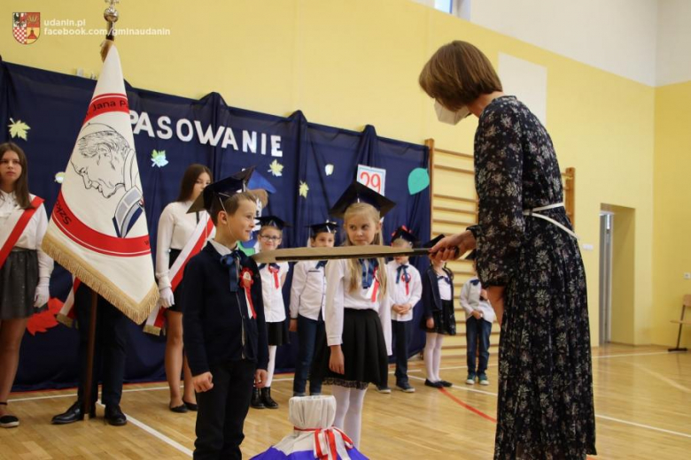 Pasowanie pierwszoklasistów w szkole podstawowej w Ujeździe Górnym