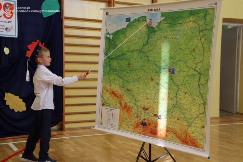 Pasowanie pierwszoklasistów w szkole podstawowej w Ujeździe Górnym