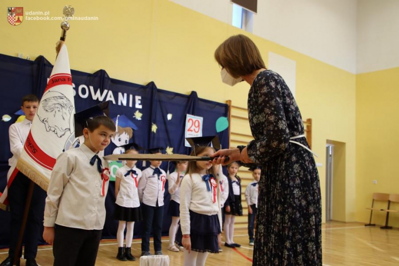 Pasowanie pierwszoklasistów w szkole podstawowej w Ujeździe Górnym