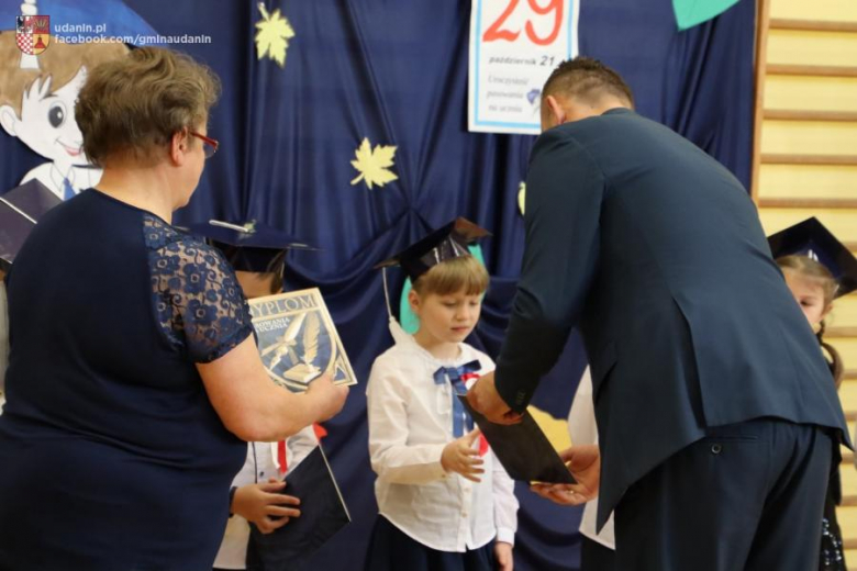 Pasowanie pierwszoklasistów w szkole podstawowej w Ujeździe Górnym