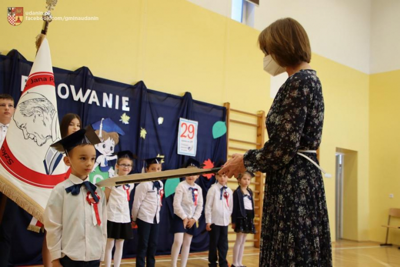 Pasowanie pierwszoklasistów w szkole podstawowej w Ujeździe Górnym