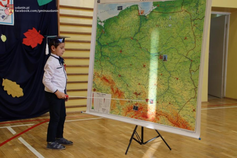 Pasowanie pierwszoklasistów w szkole podstawowej w Ujeździe Górnym