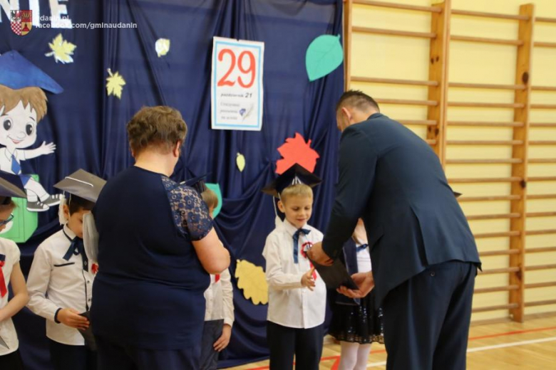 Pasowanie pierwszoklasistów w szkole podstawowej w Ujeździe Górnym