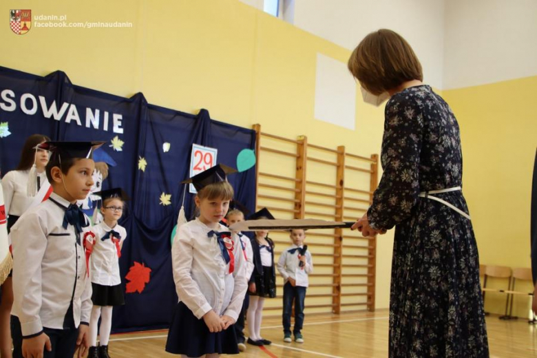 Pasowanie pierwszoklasistów w szkole podstawowej w Ujeździe Górnym