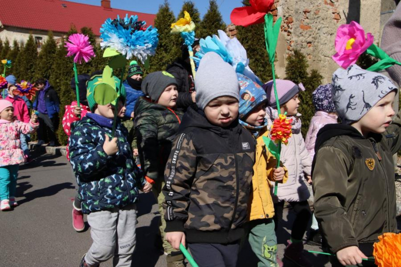 Powitanie wiosny w Udaninie. Przez miejscowość przeszedł barwny korowód