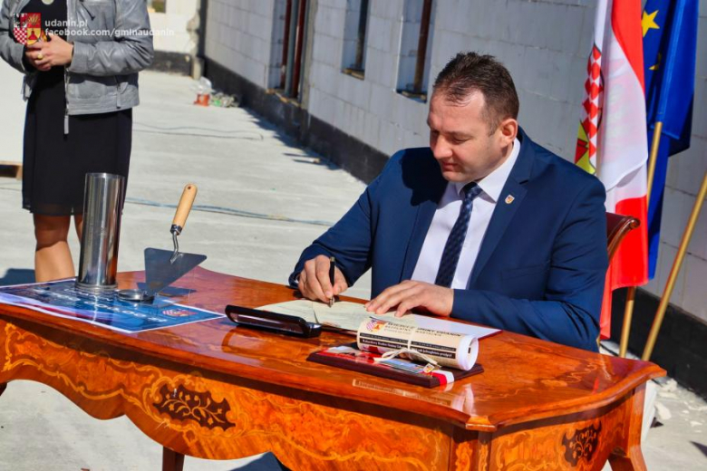 Wmurowano kamień węgielny pod budowę Centrum Usług Społeczno-Zdrowotnych w Piekarach