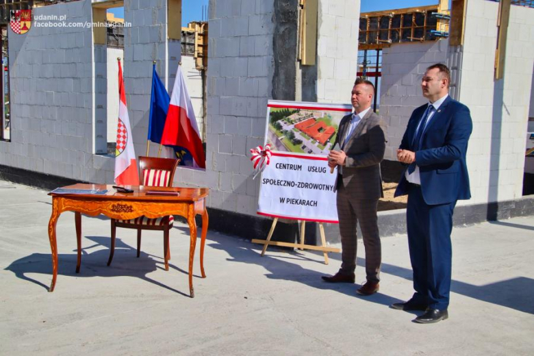 Wmurowano kamień węgielny pod budowę Centrum Usług Społeczno-Zdrowotnych w Piekarach
