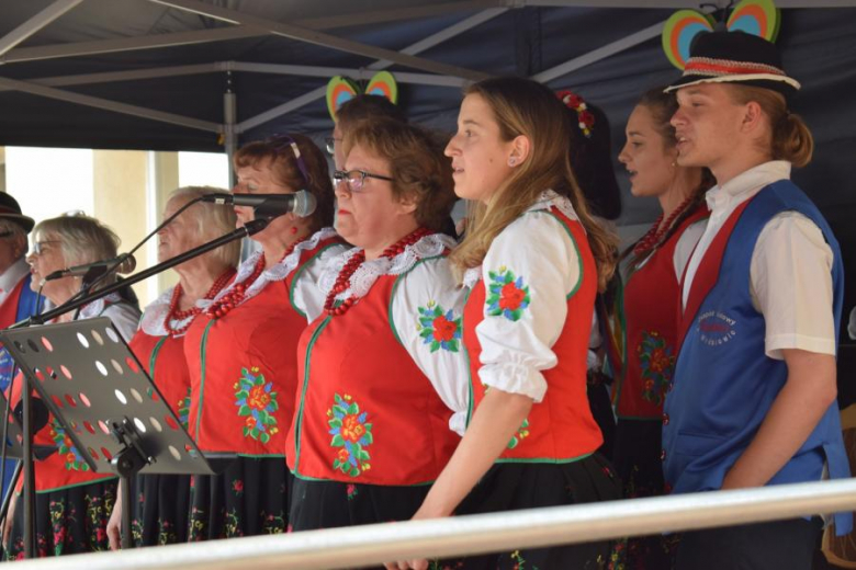 Przegląd Zespołów Ludowych "Kostomłocka nuta"