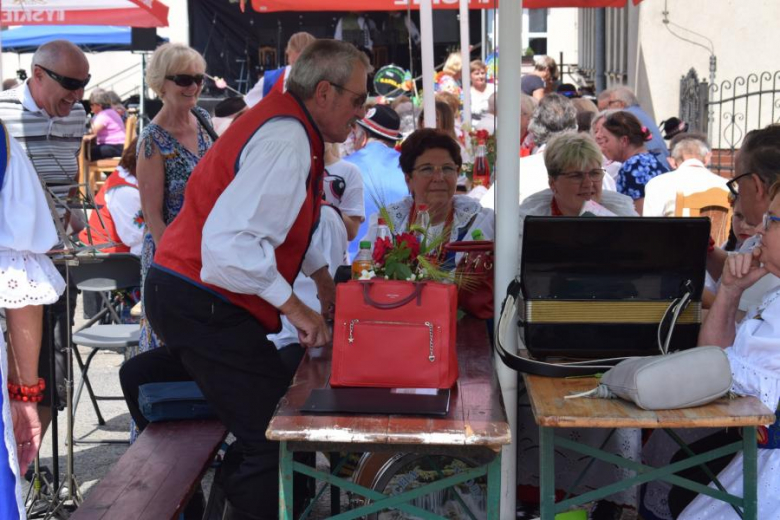 Przegląd Zespołów Ludowych "Kostomłocka nuta"