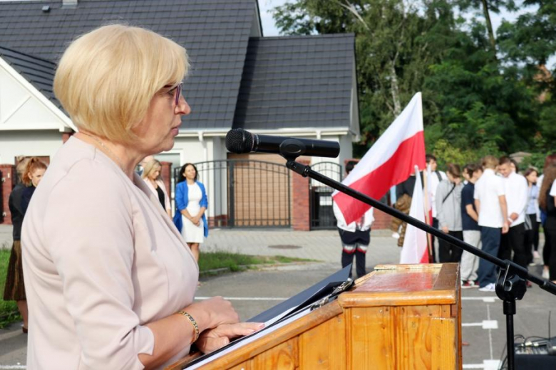 Uczniowie Powiatowego Zespołu Szkół nr 1 w Środzie Śląskiej rozpoczęli rok szkolny