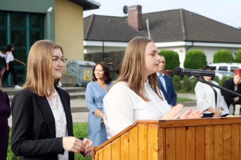Uczniowie Powiatowego Zespołu Szkół nr 1 w Środzie Śląskiej rozpoczęli rok szkolny