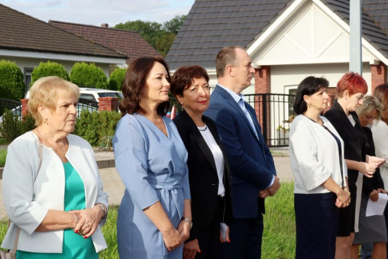 Uczniowie Powiatowego Zespołu Szkół nr 1 w Środzie Śląskiej rozpoczęli rok szkolny