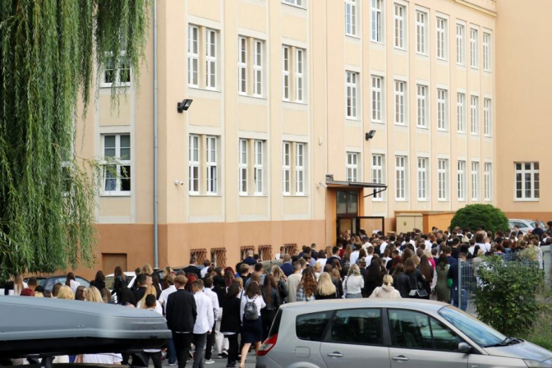 Uczniowie Powiatowego Zespołu Szkół nr 1 w Środzie Śląskiej rozpoczęli rok szkolny