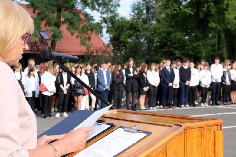 Uczniowie Powiatowego Zespołu Szkół nr 1 w Środzie Śląskiej rozpoczęli rok szkolny