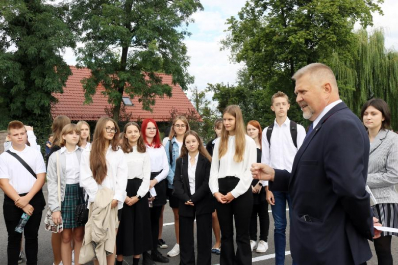 Uczniowie Powiatowego Zespołu Szkół nr 1 w Środzie Śląskiej rozpoczęli rok szkolny