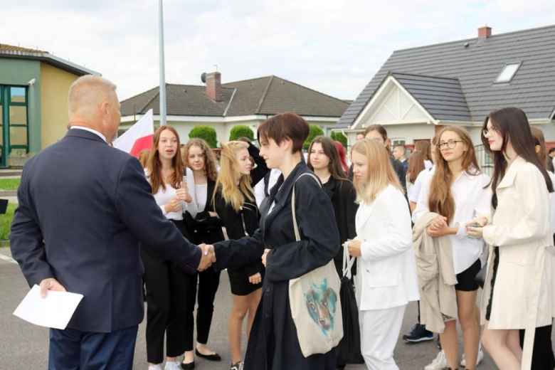 Uczniowie Powiatowego Zespołu Szkół nr 1 w Środzie Śląskiej rozpoczęli rok szkolny