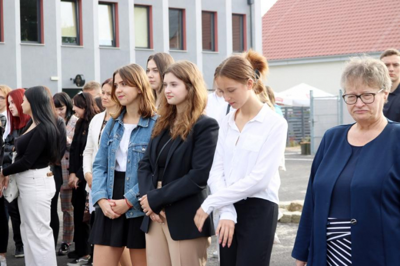 Uczniowie Powiatowego Zespołu Szkół nr 1 w Środzie Śląskiej rozpoczęli rok szkolny