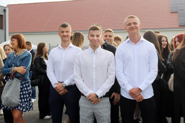 Uczniowie Powiatowego Zespołu Szkół nr 1 w Środzie Śląskiej rozpoczęli rok szkolny