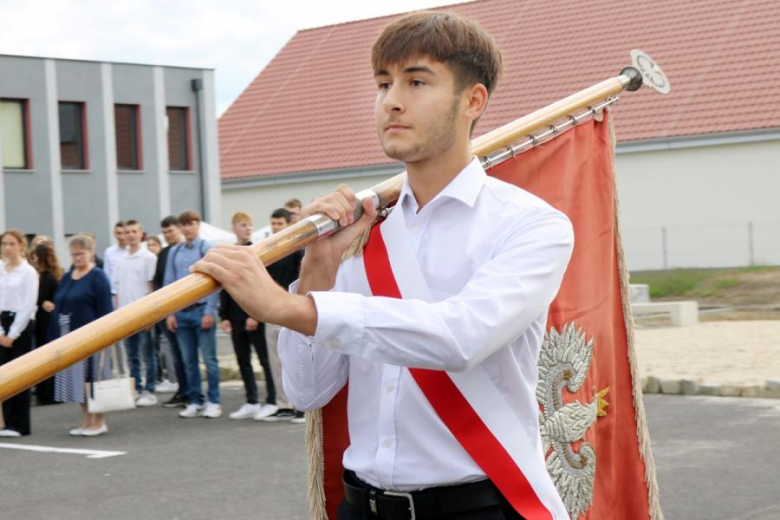 Uczniowie Powiatowego Zespołu Szkół nr 1 w Środzie Śląskiej rozpoczęli rok szkolny