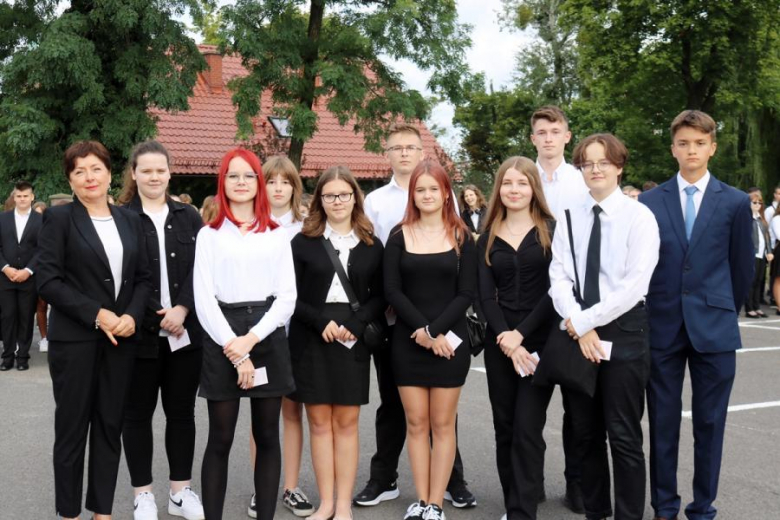 Uczniowie Powiatowego Zespołu Szkół nr 1 w Środzie Śląskiej rozpoczęli rok szkolny