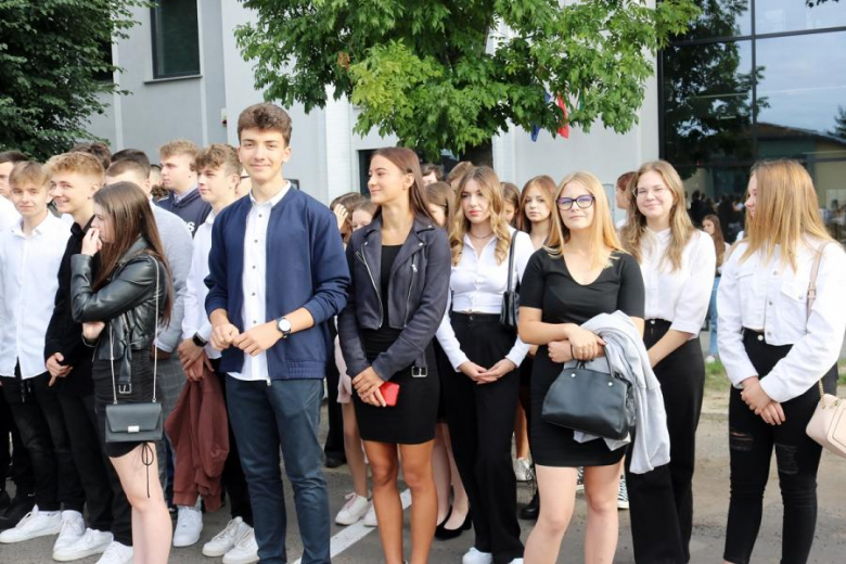 Uczniowie Powiatowego Zespołu Szkół nr 1 w Środzie Śląskiej rozpoczęli rok szkolny