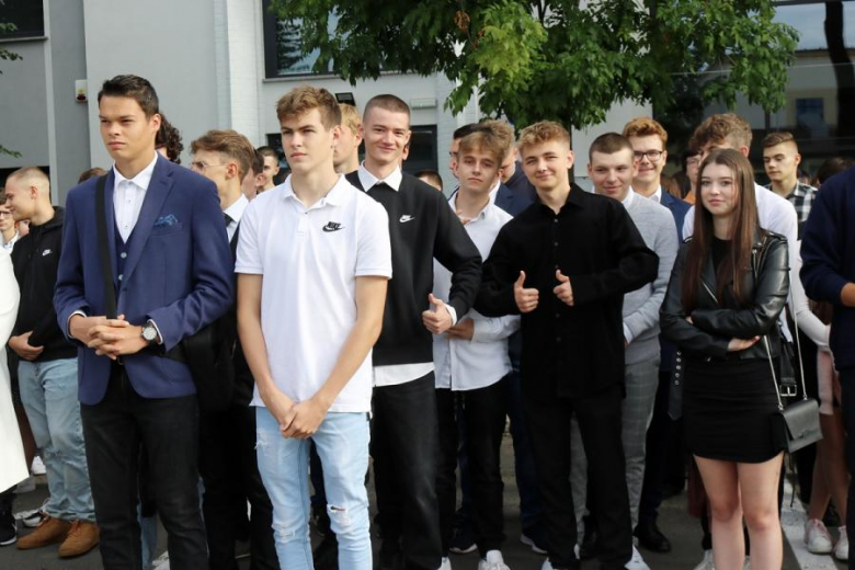 Uczniowie Powiatowego Zespołu Szkół nr 1 w Środzie Śląskiej rozpoczęli rok szkolny