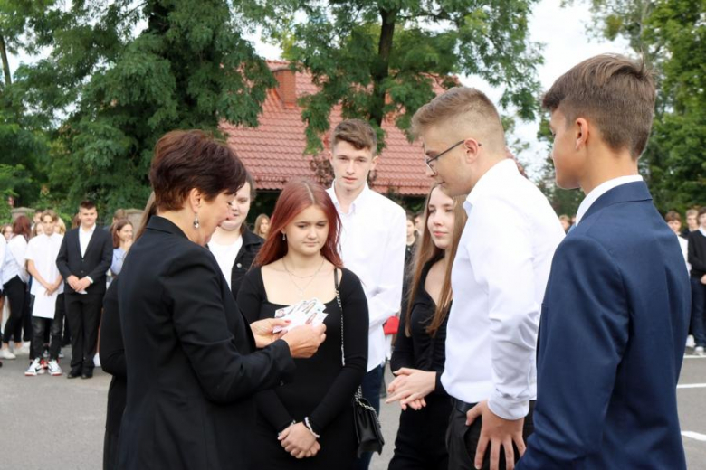 Uczniowie Powiatowego Zespołu Szkół nr 1 w Środzie Śląskiej rozpoczęli rok szkolny
