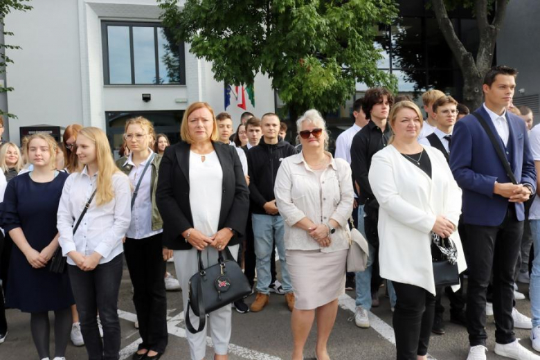 Uczniowie Powiatowego Zespołu Szkół nr 1 w Środzie Śląskiej rozpoczęli rok szkolny