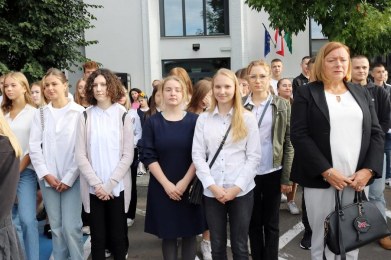 Uczniowie Powiatowego Zespołu Szkół nr 1 w Środzie Śląskiej rozpoczęli rok szkolny