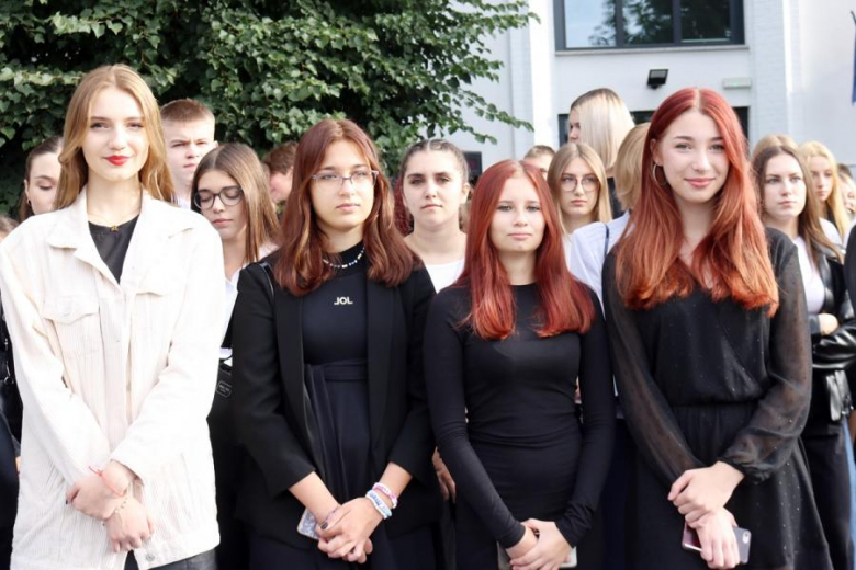 Uczniowie Powiatowego Zespołu Szkół nr 1 w Środzie Śląskiej rozpoczęli rok szkolny