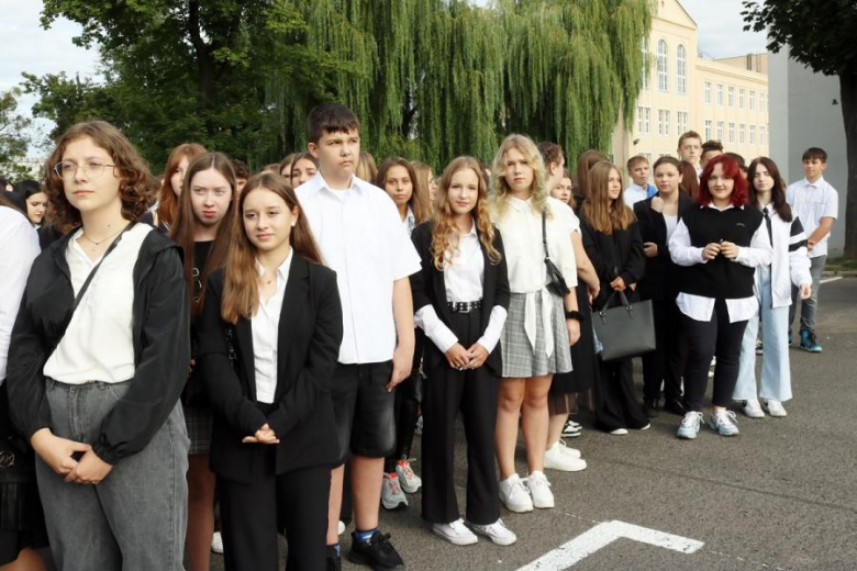 Uczniowie Powiatowego Zespołu Szkół nr 1 w Środzie Śląskiej rozpoczęli rok szkolny