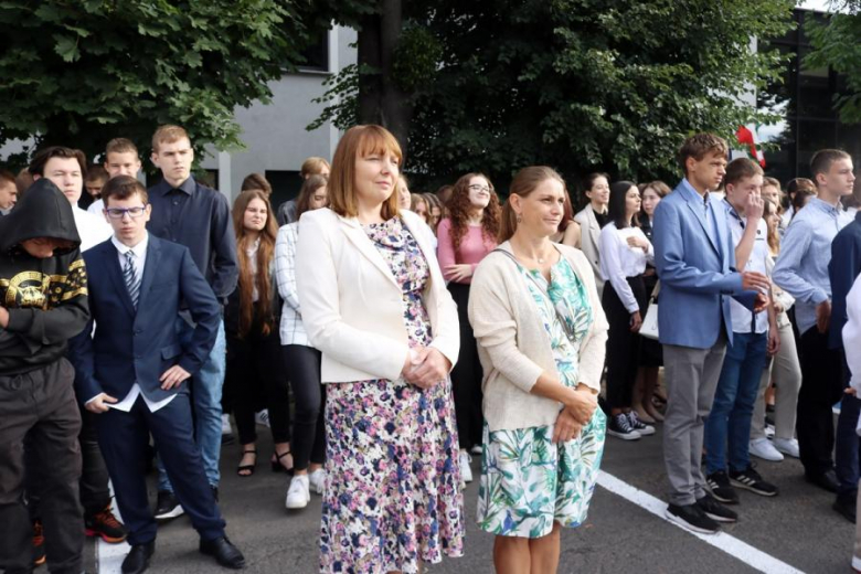 Uczniowie Powiatowego Zespołu Szkół nr 1 w Środzie Śląskiej rozpoczęli rok szkolny