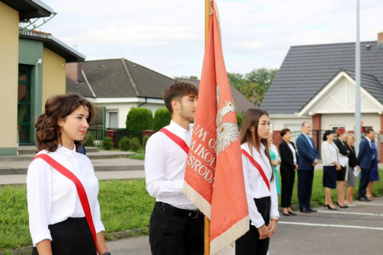 Uczniowie Powiatowego Zespołu Szkół nr 1 w Środzie Śląskiej rozpoczęli rok szkolny